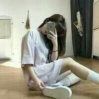 拿手机的女生头像