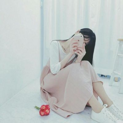 拿手机的女生头像