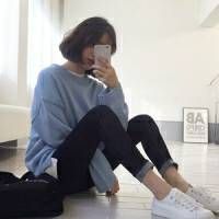 拿手机的女生头像