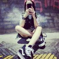 拿手机的女生头像