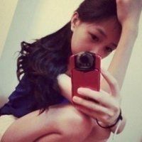 拿手机的女生头像