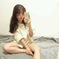 拿手机的女生头像