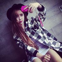 拿手机的女生头像