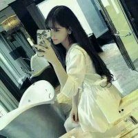 拿手机的女生头像