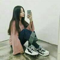 拿手机的女生头像