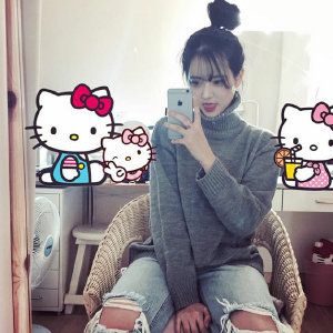 拿手机的女生头像