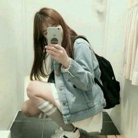 拿手机的女生头像