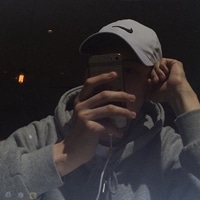 男生头像玩手机