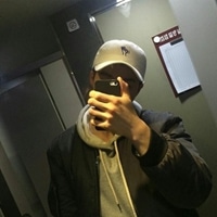 男生头像玩手机