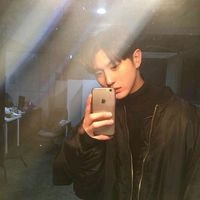 男生头像玩手机