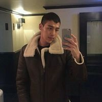 男生头像玩手机