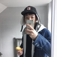 男生头像玩手机