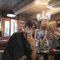 男生头像玩手机