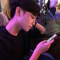 男生头像玩手机