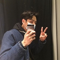 男生头像玩手机