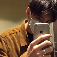 男生头像玩手机