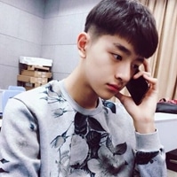 男生头像玩手机