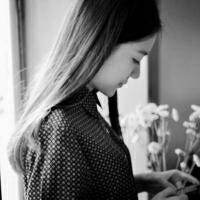 冷酷气质黑衣女生头像