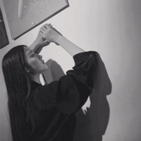 冷酷气质黑衣女生头像