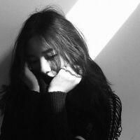 冷酷气质黑衣女生头像