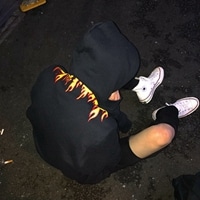 戴帽子背影男生头像