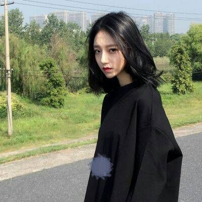 短发帅气冷酷女生头像