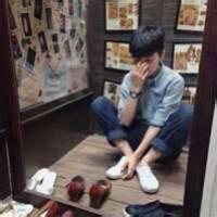 男生盘腿坐头像
