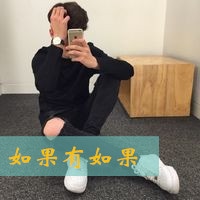 男生盘腿坐头像