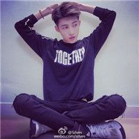 男生盘腿坐头像