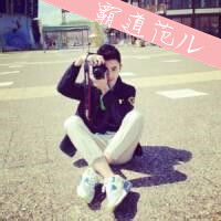 男生盘腿坐头像