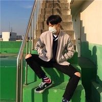 男生盘腿坐头像