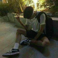 男生盘腿坐头像