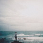 看海男生头像 背景朝海的男生头像