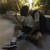 双手剪刀手的男生头像