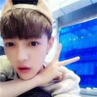 双手剪刀手的男生头像