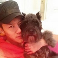 抱着狗的男生头像
