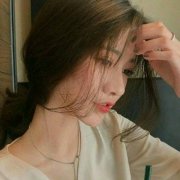 低着头把手放头上的女生头像