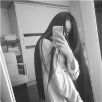 低着头把手放头上的女生头像