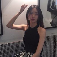 低着头把手放头上的女生头像