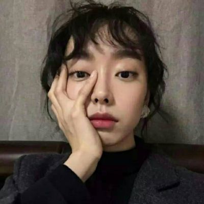 低着头把手放头上的女生头像