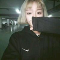 低着头把手放头上的女生头像