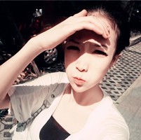 低着头把手放头上的女生头像
