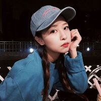 低着头把手放头上的女生头像