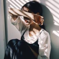 低着头把手放头上的女生头像