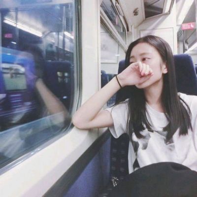 低着头把手放头上的女生头像