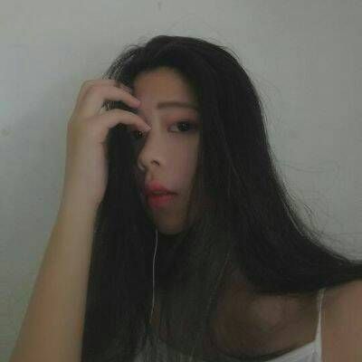 低着头把手放头上的女生头像