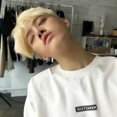 欧美仰头男生头像