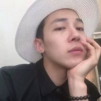 欧美仰头男生头像