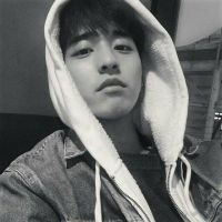 欧美仰头男生头像