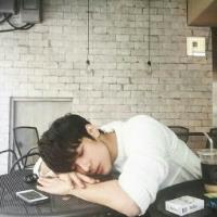 穿衬衫的男生头像